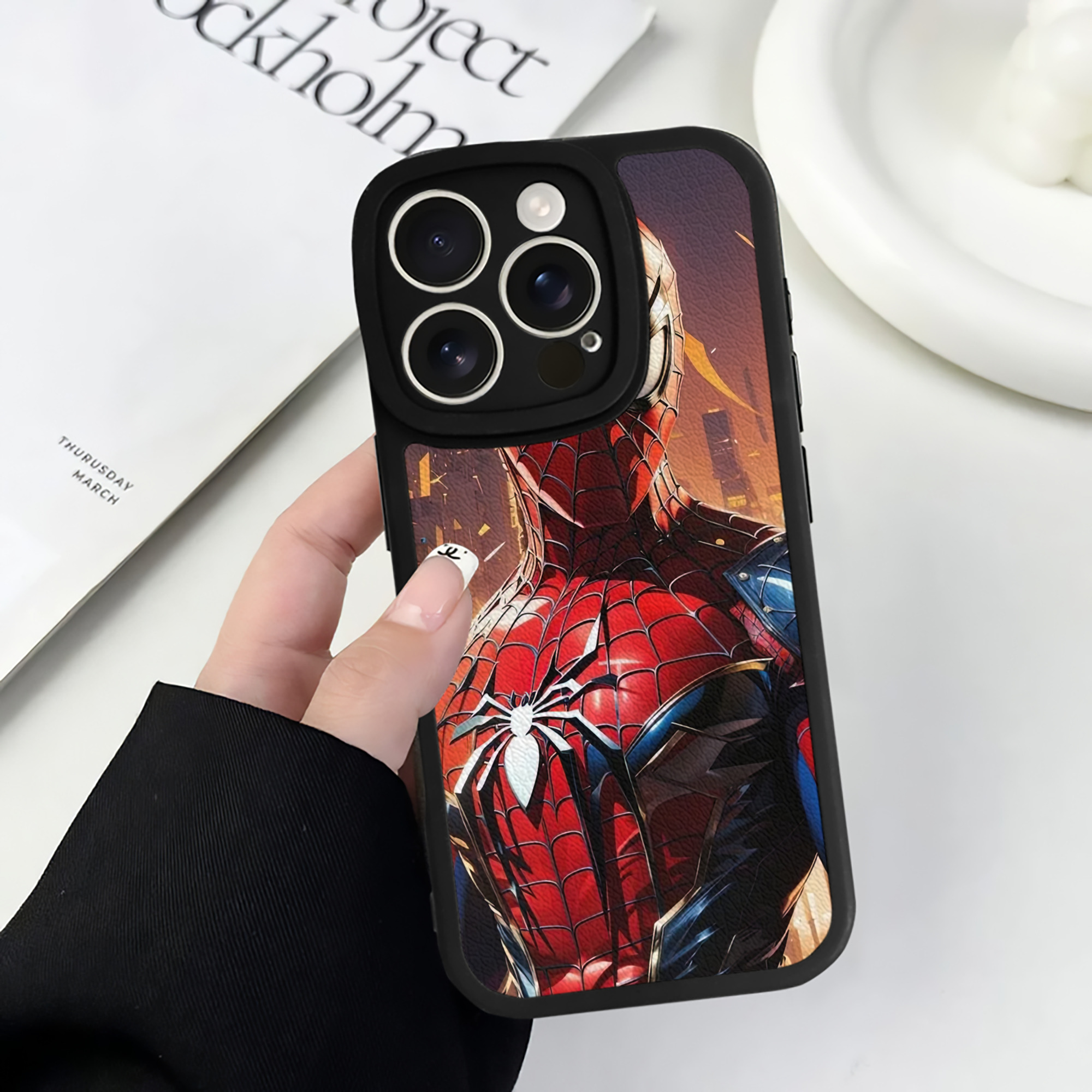 （画像用） Spider Man スパイダーマン 【iPhone 16シリーズ対応】シリコンスマホケース（レザー調） 材質：シリコン